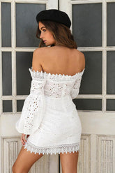 Mini-robe courte sexy à épaules dénudées